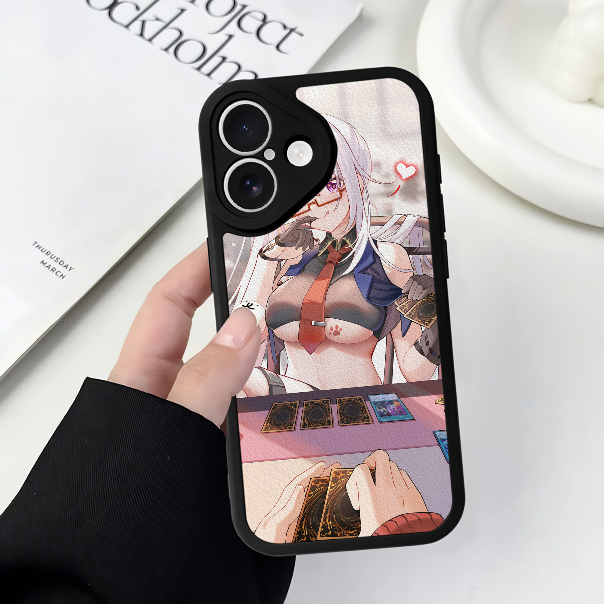 （画像用） 遊☆戯☆王 Yu-Gi-Oh! 【iPhone 16シリーズ対応】シリコンスマホケース（レザー調） 材質：シリコン